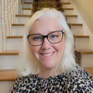 headshot of Jennifer Edlund smiling